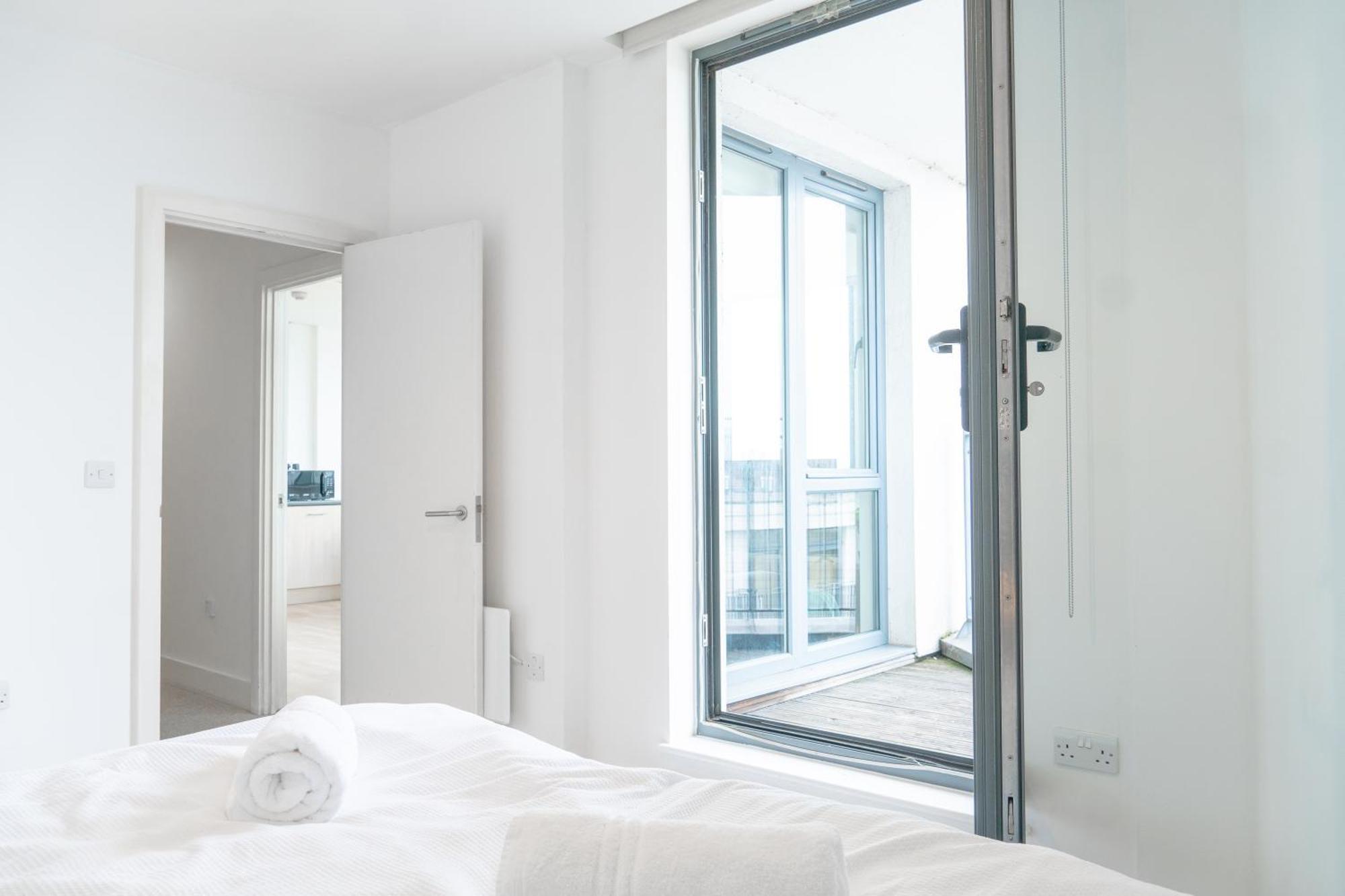 The Regency Suite - Modern 2-Bed 1-Bath Apartment Chertsey Extérieur photo