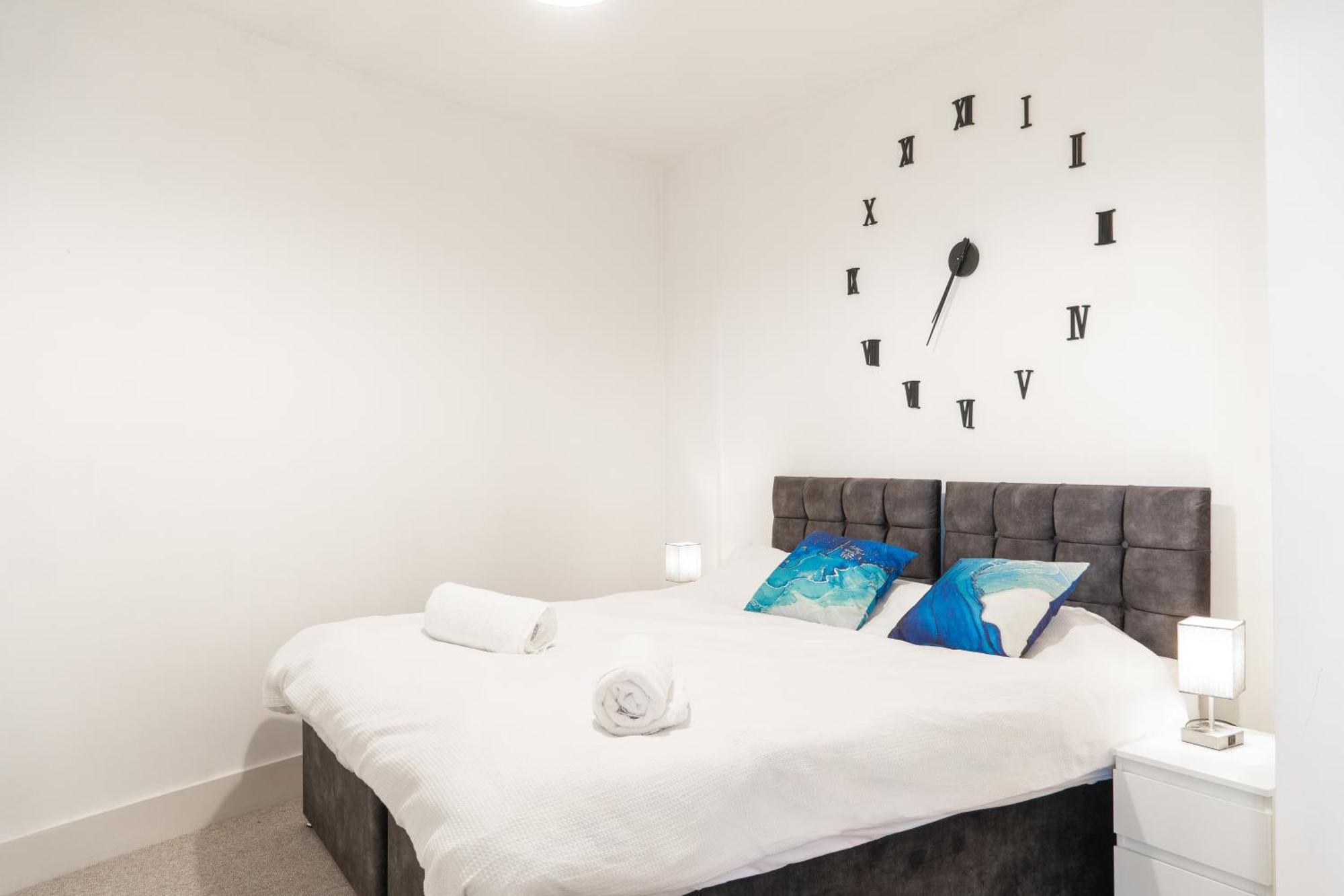 The Regency Suite - Modern 2-Bed 1-Bath Apartment Chertsey Extérieur photo