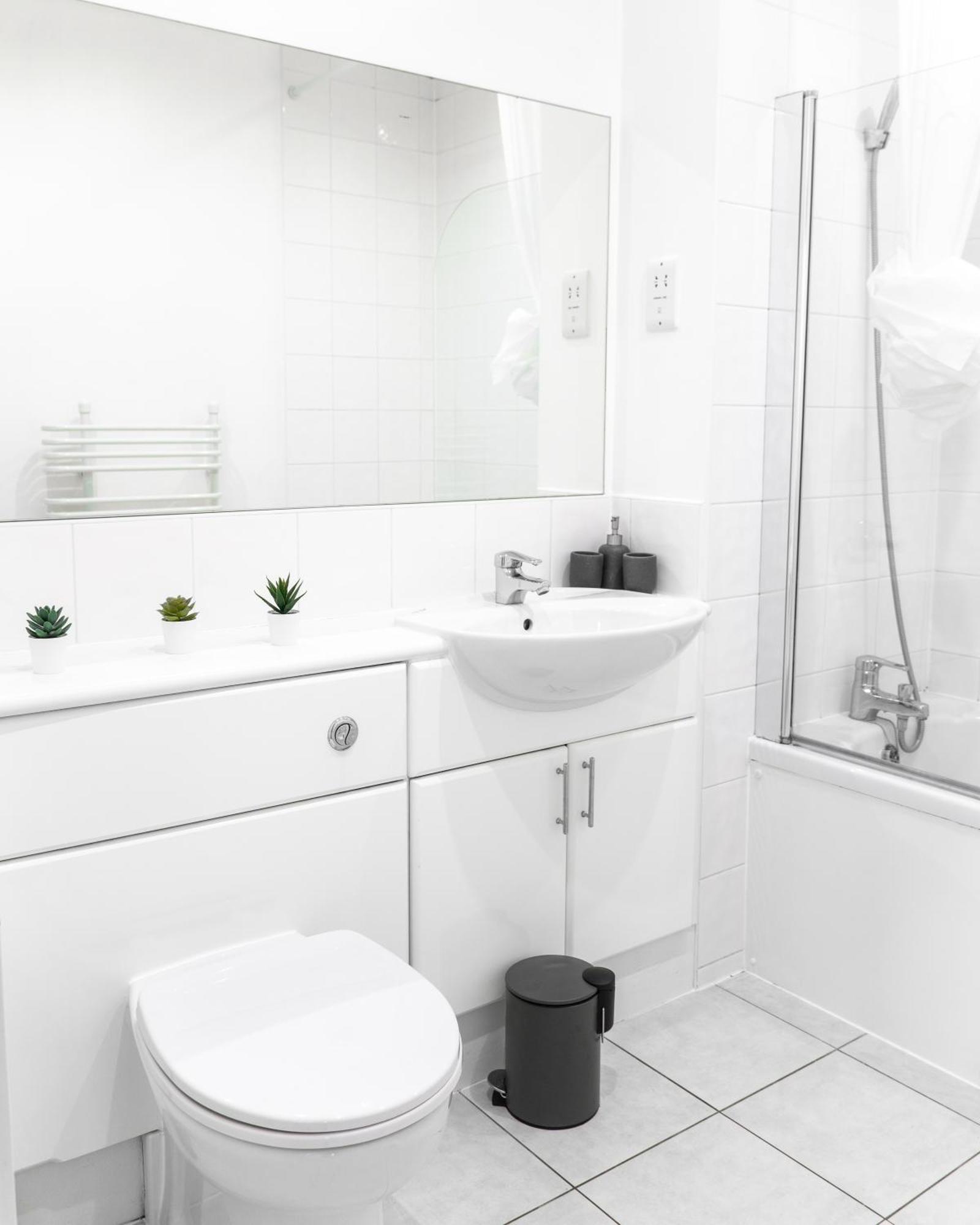 The Regency Suite - Modern 2-Bed 1-Bath Apartment Chertsey Extérieur photo