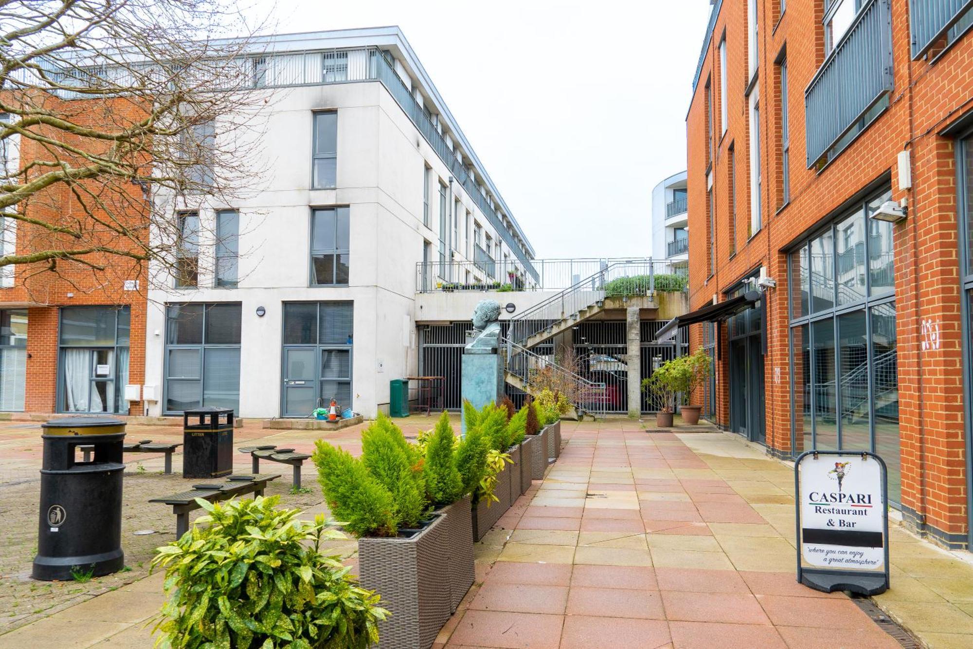 The Regency Suite - Modern 2-Bed 1-Bath Apartment Chertsey Extérieur photo