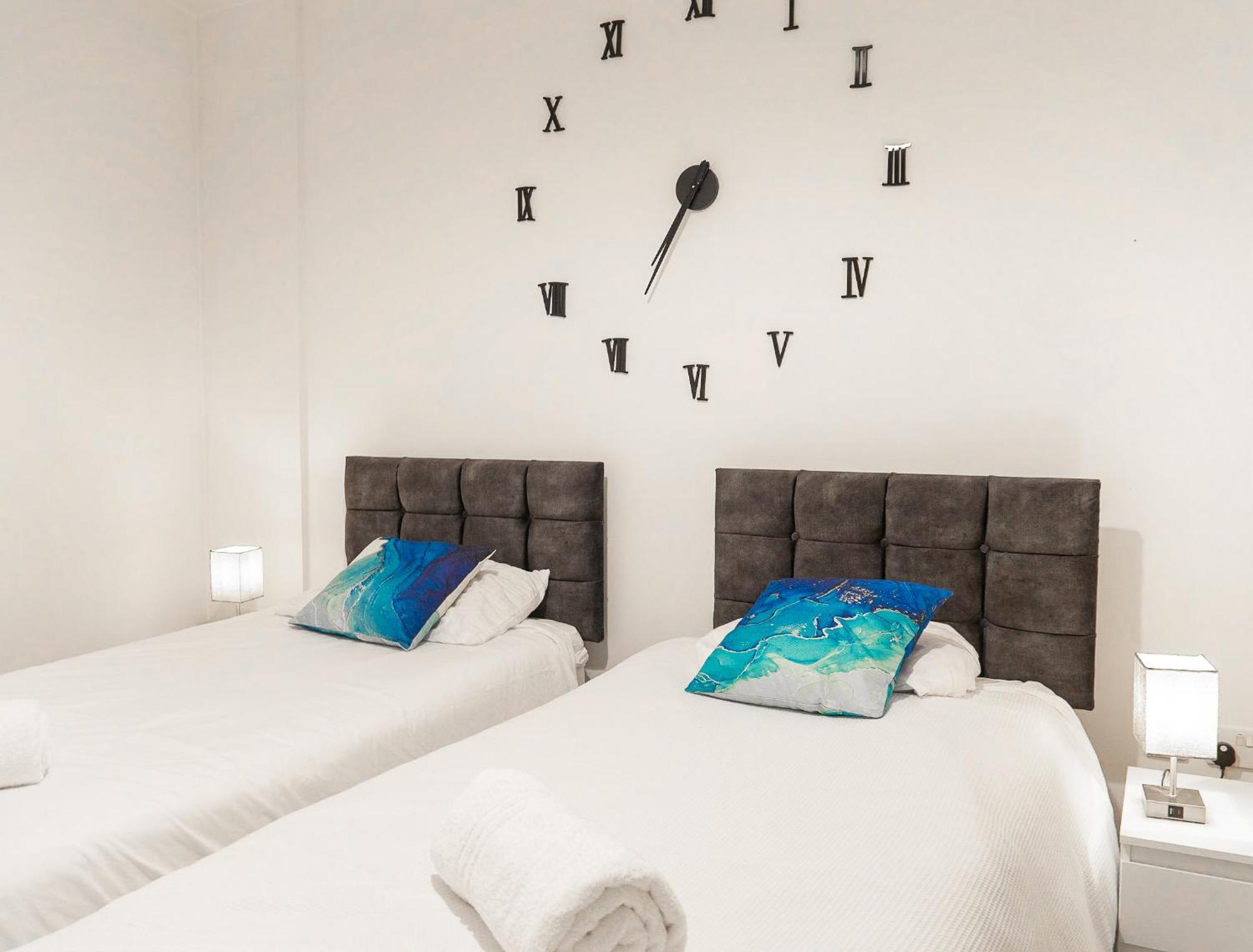 The Regency Suite - Modern 2-Bed 1-Bath Apartment Chertsey Extérieur photo