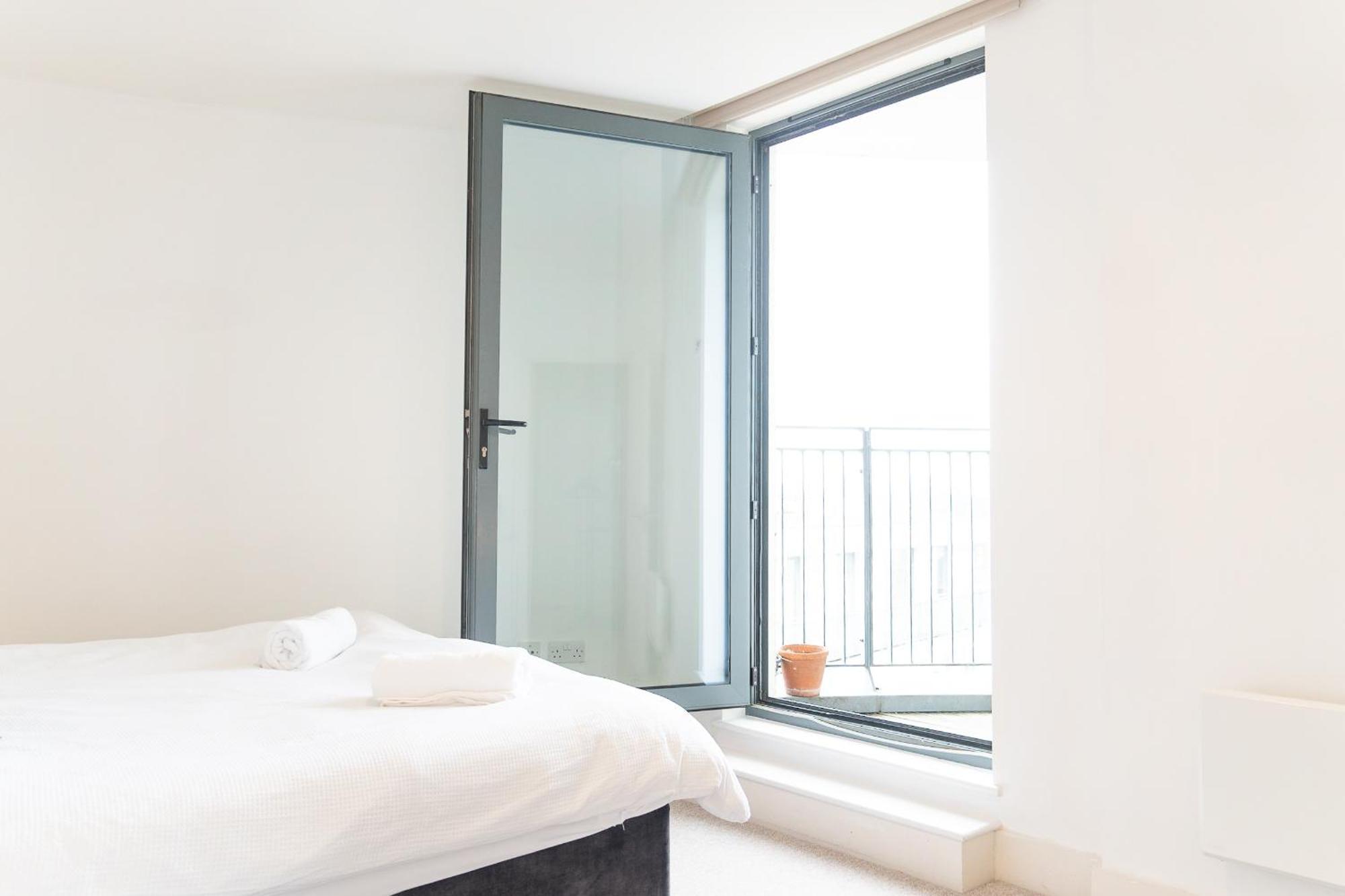 The Regency Suite - Modern 2-Bed 1-Bath Apartment Chertsey Extérieur photo