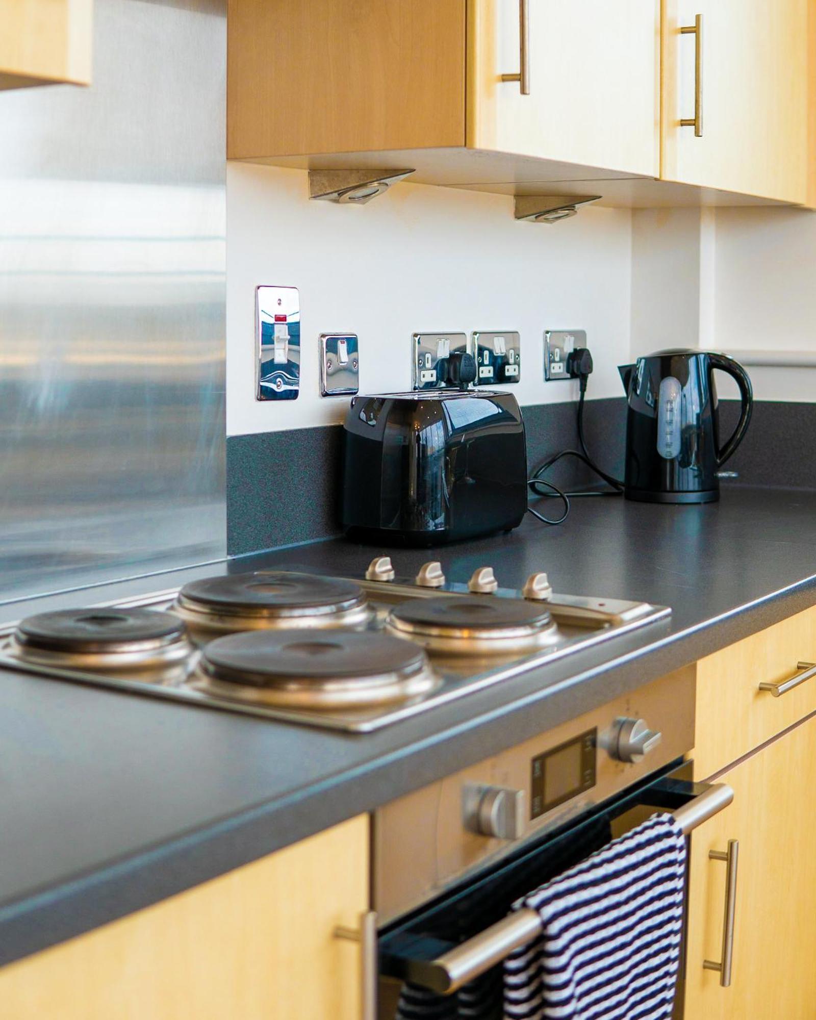 The Regency Suite - Modern 2-Bed 1-Bath Apartment Chertsey Extérieur photo